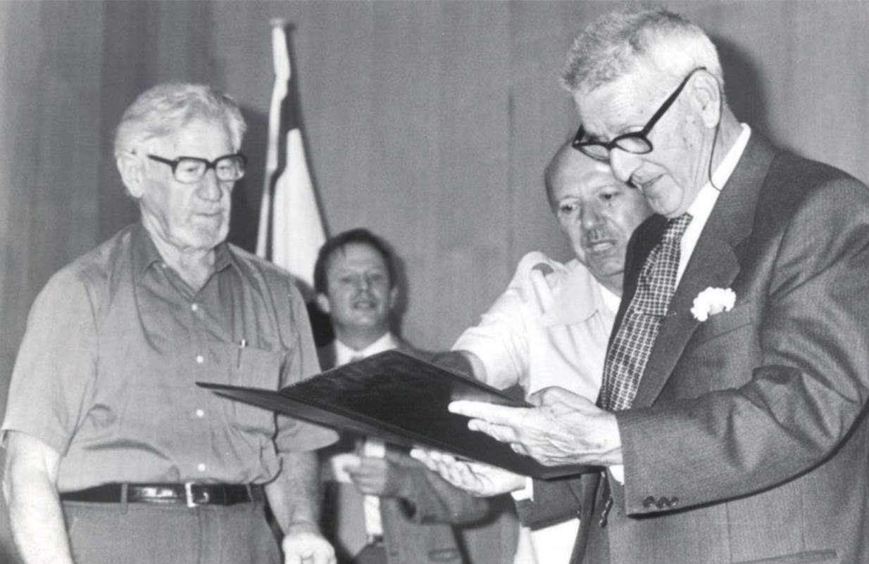 Džordžo Perlaska ceremonijas laikā, kurā viņam 1989. gada septembrī “Jad Vašem” (Jeruzaleme) piešķīra titulu “Taisnīgais starp tautām”.