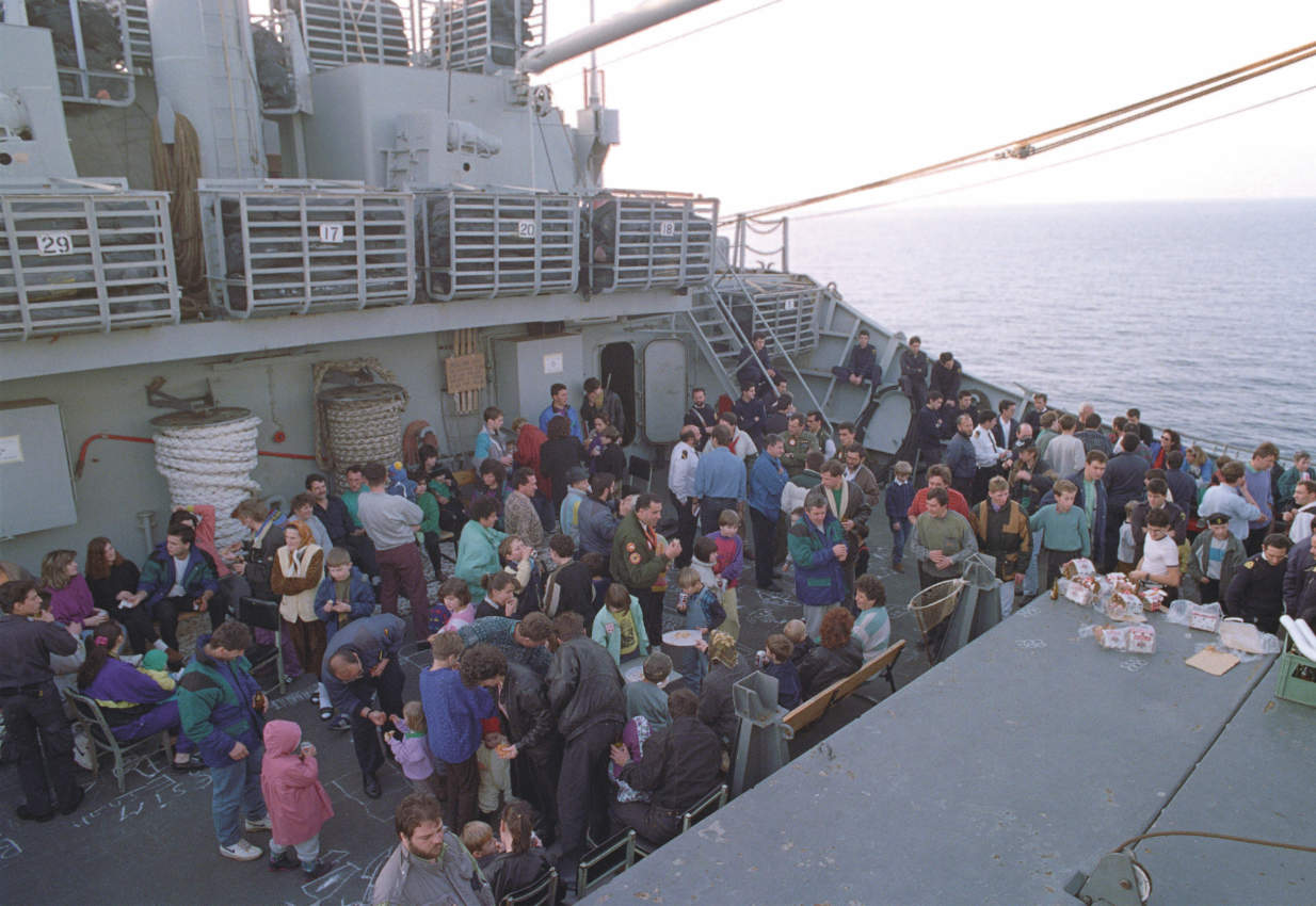 Bosnijas bēgļi uz Spānijas jūras kara flotes kuģa „Aragona”, kas dodas uz Kartahenas ostu 1993. gada 20. janvārī.