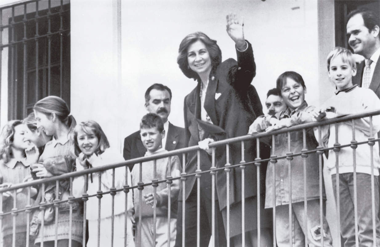 Karaliene Sofija apmeklē Bosnijas sefardu ebreju bēgļu bērnus Mihās (Malagas provincē) 1993. gada februārī.