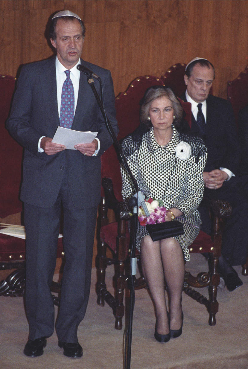 The King and Queen of Spain at the Madrid Synagogue on 31 March 1992.