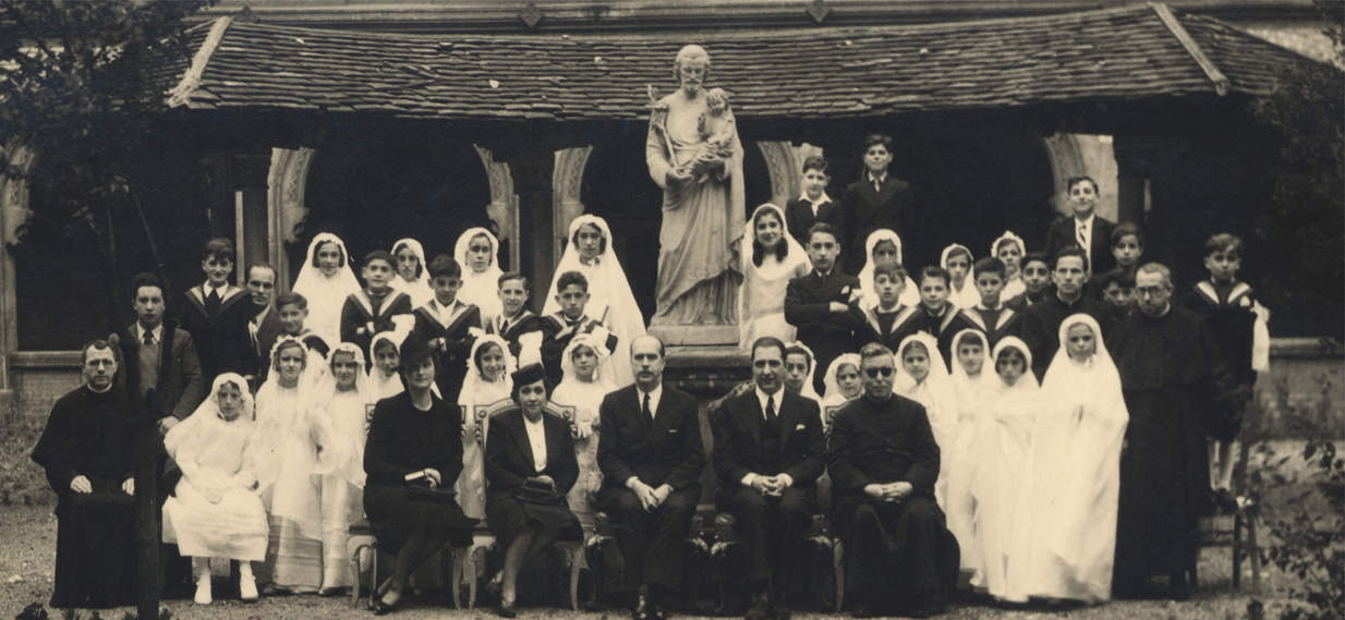 Fotogrāfija, kas uzņemta 1940. gadā, ar Rolanda kungu un kundzi centrā kopā ar bērniem, svinot pirmo komūniju Spānijas misijā Parīzē. Šajā iestādē ģenerālkonsuls saņēma viltus kristību un laulību apliecības, lai vairāki spāņu ebreji varētu izlikties par katoļticīgajiem.